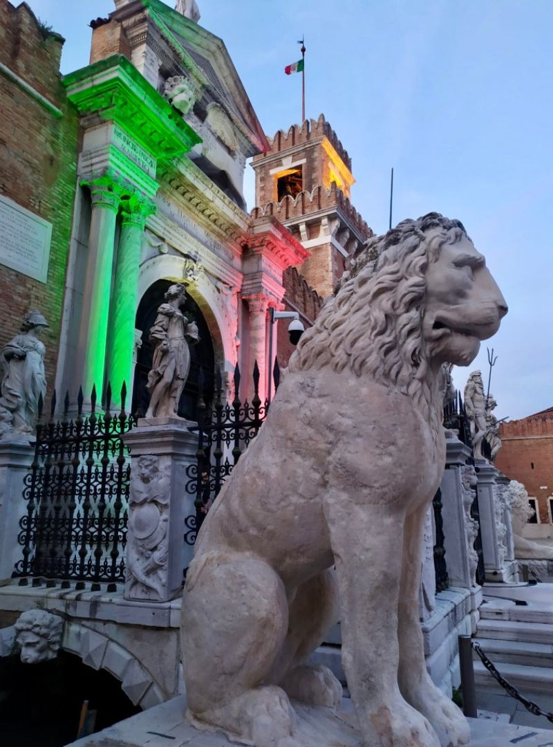 Porta e statua leone Arsenale di Venezia